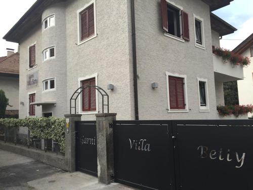 a black fence in front of a house at Garni Villa Betty in Merano