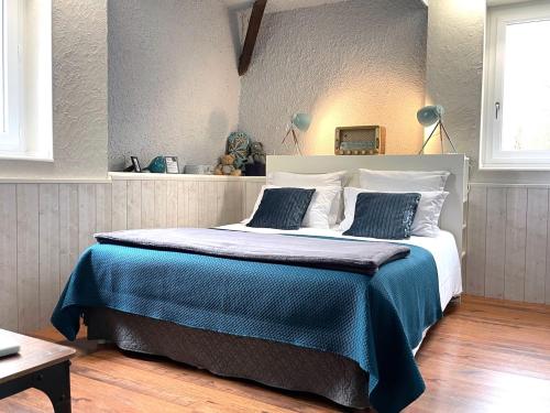 Una cama o camas en una habitación de Maison d'hôtes et gîtes La Chouannerie à côté du parc du Puy duFou
