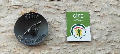 Ein Zertifikat, Auszeichnung, Logo oder anderes Dokument, das in der Unterkunft Gîte de la Treille ausgestellt ist