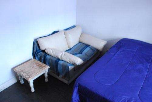 un soggiorno con divano e tavolo di Lunfardo Boquense a Buenos Aires