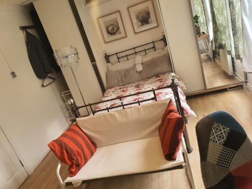 - une chambre avec un lit et un miroir dans l'établissement BluepointPH, à Abbey Wood