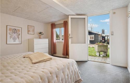 ein Schlafzimmer mit einem großen Bett und einer Glasschiebetür in der Unterkunft Gorgeous Home In Hornslet With Kitchen in Hornslet