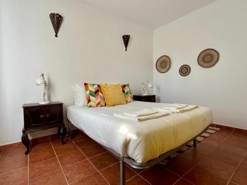 um quarto com uma cama e dois pratos na parede em Tapada dos Ribeiros no Alpalhão