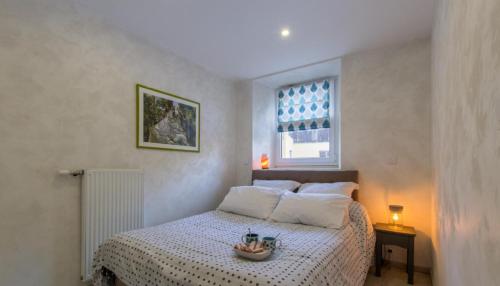 Un dormitorio con una cama con un tazón. en Le Clos Savoie Lorraine, en Thônes