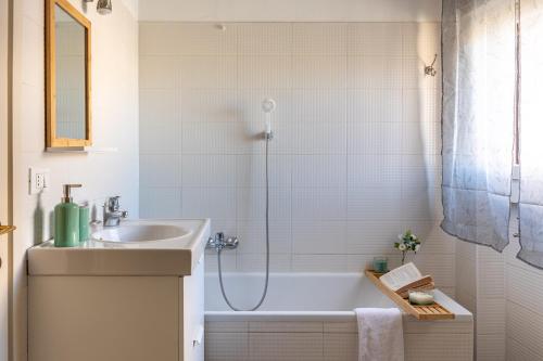 y baño con bañera, lavamanos y ducha. en Duomo-Fondazione Prada 10 min with M3- Large with veranda, en Milán
