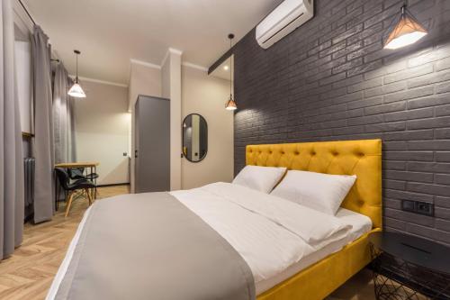 Ein Bett oder Betten in einem Zimmer der Unterkunft DayFlat Apartments Khreschatyk
