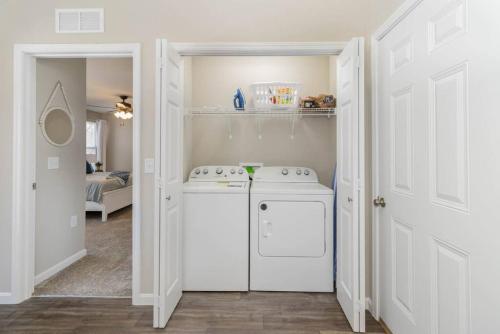 lavadero blanco con lavadora y secadora en Brand NEW home among the Nook in Hamilton, Ohio, en Hamilton