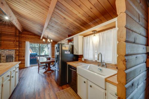 een keuken met een koelkast en een wastafel bij Pine Mountain Club Cabin Near Ferns Lake! in Frazier Park