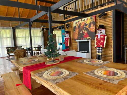 Una habitación con una mesa con un árbol de Navidad. en Glamping de Lujo Suesca Montemoral, en Suesca