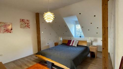 um quarto com uma cama num quarto em Buongiorno Apartman em Szálka