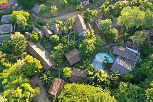 uma vista superior de uma aldeia com árvores e casas em Kintana Hotel SPA em Dzamandzar