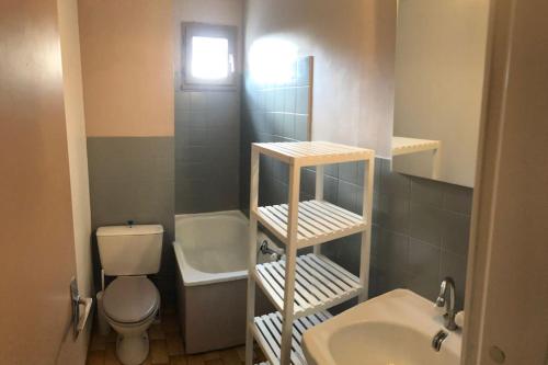 une petite salle de bain avec toilettes et lavabo dans l'établissement Cap d’Agde Beau 2 pièces plage commerces à pieds !, au Cap d'Agde