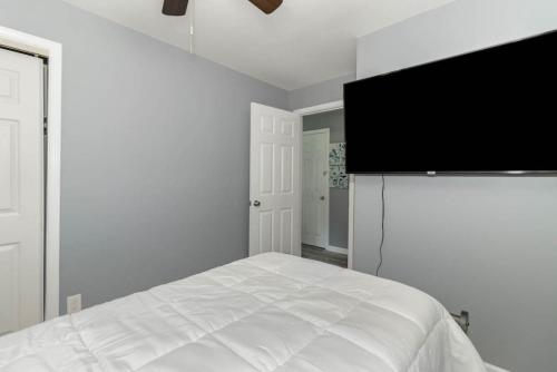 a bedroom with a bed and a flat screen tv at New renovated single-family home built in 1999 in Middletown