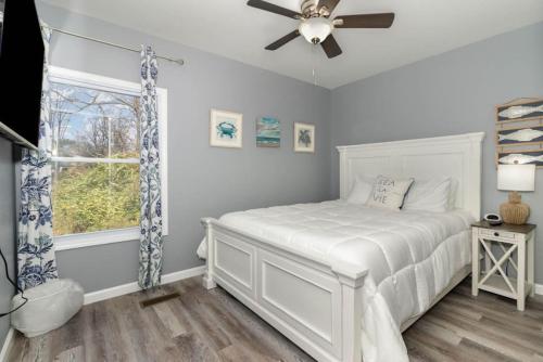 1 dormitorio blanco con 1 cama y ventilador de techo en New renovated single-family home built in 1999, en Middletown