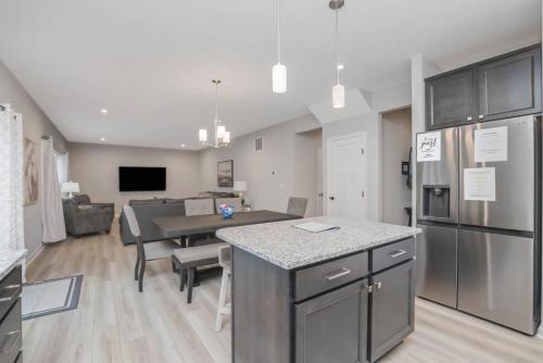Η κουζίνα ή μικρή κουζίνα στο Brand new construction in well-kept HOA community