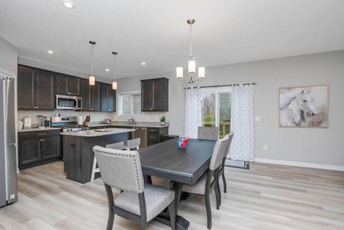 Η κουζίνα ή μικρή κουζίνα στο Brand new construction in well-kept HOA community