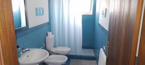 La salle de bains est pourvue de toilettes blanches et d'un lavabo. dans l'établissement Stella Maris Da Costa Apartament, à Calheta Do Maio