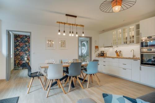 - une cuisine avec une table à manger et des chaises dans l'établissement Le Banc des Hermelles, à Saint-Benoît-des-Ondes