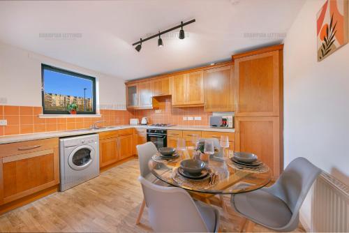 una cocina con mesa y sillas. en Riverside Drive Apartment - Grampian Lettings Ltd, en Aberdeen