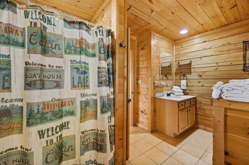 Ένα μπάνιο στο Spacious Smokies Cabin - Hot Tub with Mountain Views