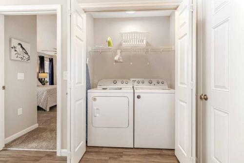 Φωτογραφία από το άλμπουμ του Beautiful NEW Home among the Nook in Hamilton, OH σε Χάμιλτον