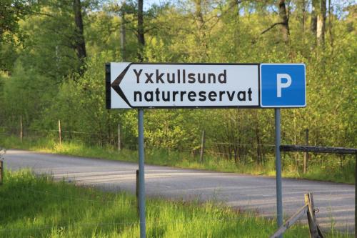 a street sign on the side of a road at Yxkullsund Säteri B&B - Manor & Estate since 1662 in Lagan