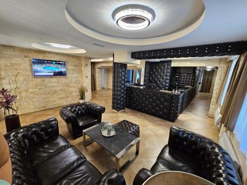 een salon met lederen stoelen en een kapper bij Olympic Apartments Wellness & Spa in Belgrado