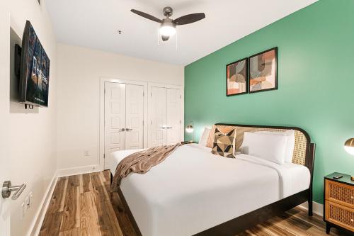Katil atau katil-katil dalam bilik di Downtown Delight 4BR 2BATH Luxury Condo