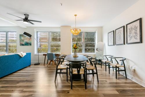 Ruang duduk di Downtown Delight 4BR 2BATH Luxury Condo