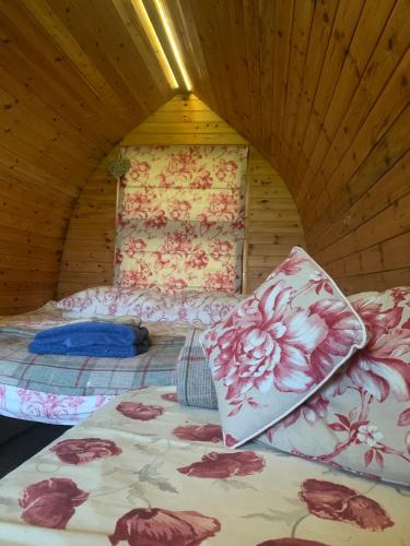 Postel nebo postele na pokoji v ubytování Ceridwen Glamping, double decker bus and Yurts