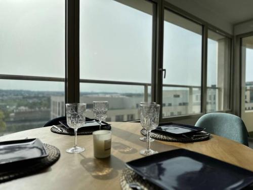 une table avec des verres et une bougie au-dessus dans l'établissement Belvédère, à Bordeaux