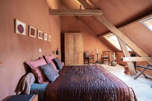 een slaapkamer met een groot bed op zolder bij 15 inn in Mol