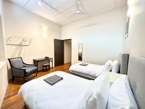 ジョージタウンにあるMadras Inn 58-1のベッド2台と机があるホテルの部屋