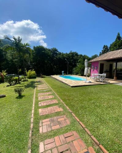 Kolam renang di atau dekat dengan Casa rosa de Guapimirim