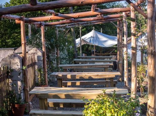 Zahrada ubytování Ceridwen Glamping, double decker bus and Yurts