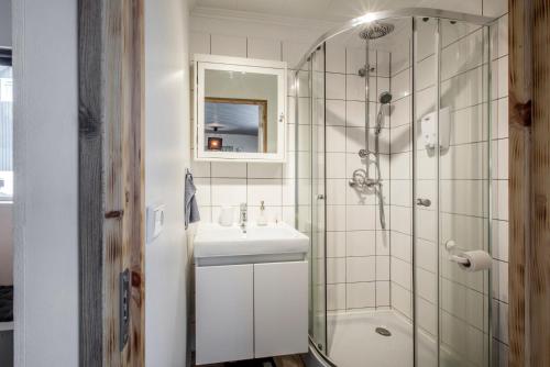 een witte badkamer met een wastafel en een douche bij Blue House B&B in Reykjavík