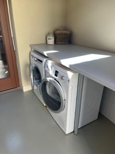 eine Waschmaschine unter einer Theke in einer Küche in der Unterkunft Kyritzer Budenhaus (Nr. 105) in Kyritz