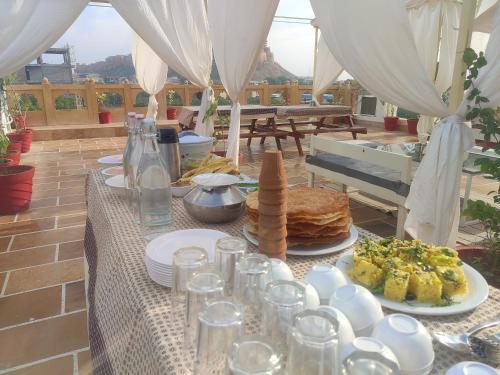 un tavolo con piatti di cibo sopra di Kiran Apartment a Jaisalmer
