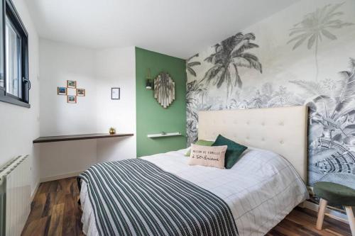 1 dormitorio con cama y pared verde en Maison de vacances à Pordic - proche de la mer, en Pordic