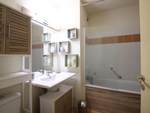 拉布爾布勒的住宿－Appartement La Bourboule, 2 pièces, 5 personnes - FR-1-608-29，浴室配有盥洗盆、卫生间和浴缸。