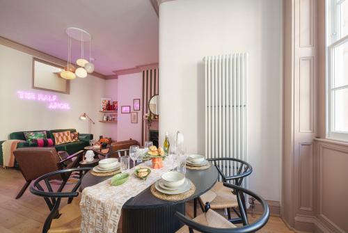 The Half Angel - 1 Bedroom Apartment in Central Bristol by Mint Stays في بريستول: غرفة طعام مع طاولة وكراسي