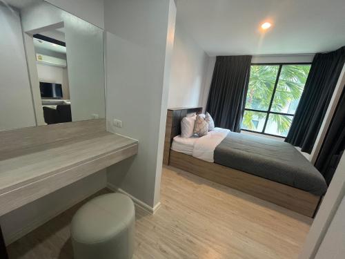 Кровать или кровати в номере 1 bedroom Centrio Condominium Phuket Near Central Foresta Cental Festival