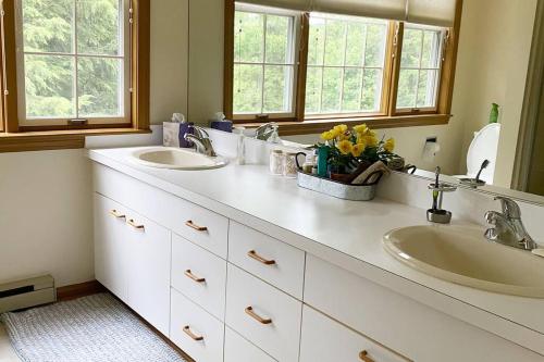 een badkamer met 2 wastafels en 2 spiegels bij Mountainside Condo @ Jiminy Peak in the Berkshires in Hancock