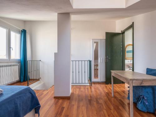 Cette chambre comprend une table et un lit. dans l'établissement CASA FIORI, à Cagliari
