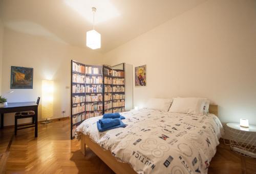 Appartamento Pala Alpitour Stadio Olimpico Santa rita Torino Centro في تورينو: غرفة نوم مع سرير ورف كتاب