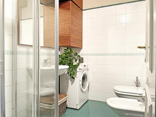 a bathroom with a washing machine and a sink at Balcony On The Lake - Free Parking, Lake view in Laglio