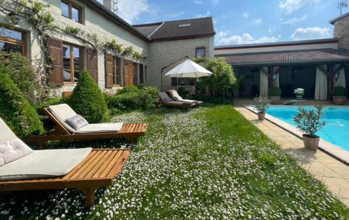 une cour avec des chaises et une piscine dans l'établissement Bulles & Bubbles..., à Juvancourt