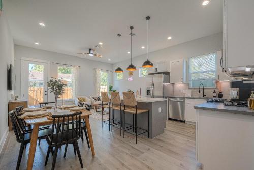 Dapur atau dapur kecil di Modern Home Near Downtown with Fast WiFi, BBQ, Games & EV equipped!