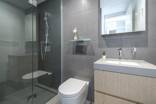 uma casa de banho com um WC, um lavatório e um chuveiro em Stunning 2br2ba Apt North Melwi-fifree Parking em Melbourne