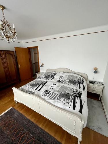 une chambre avec un lit blanc et une commode dans l'établissement Townhouse - Strasbourg Robertsau, à Strasbourg